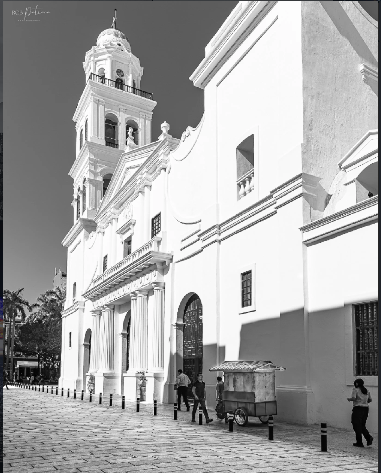 Torre de iglesia colonial en blanco y negro