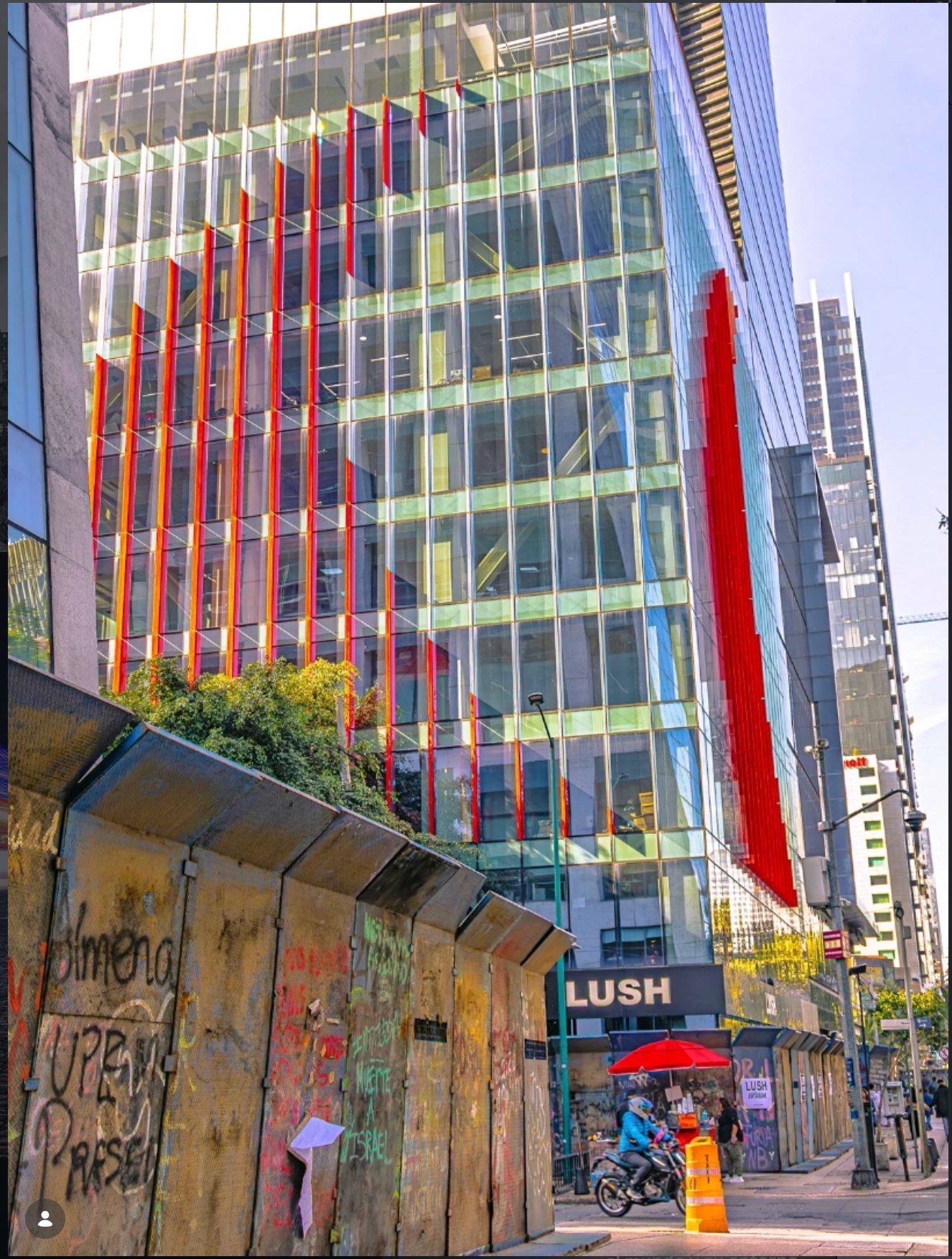 Edificio moderno de vidrio con detalles de fachada colorida