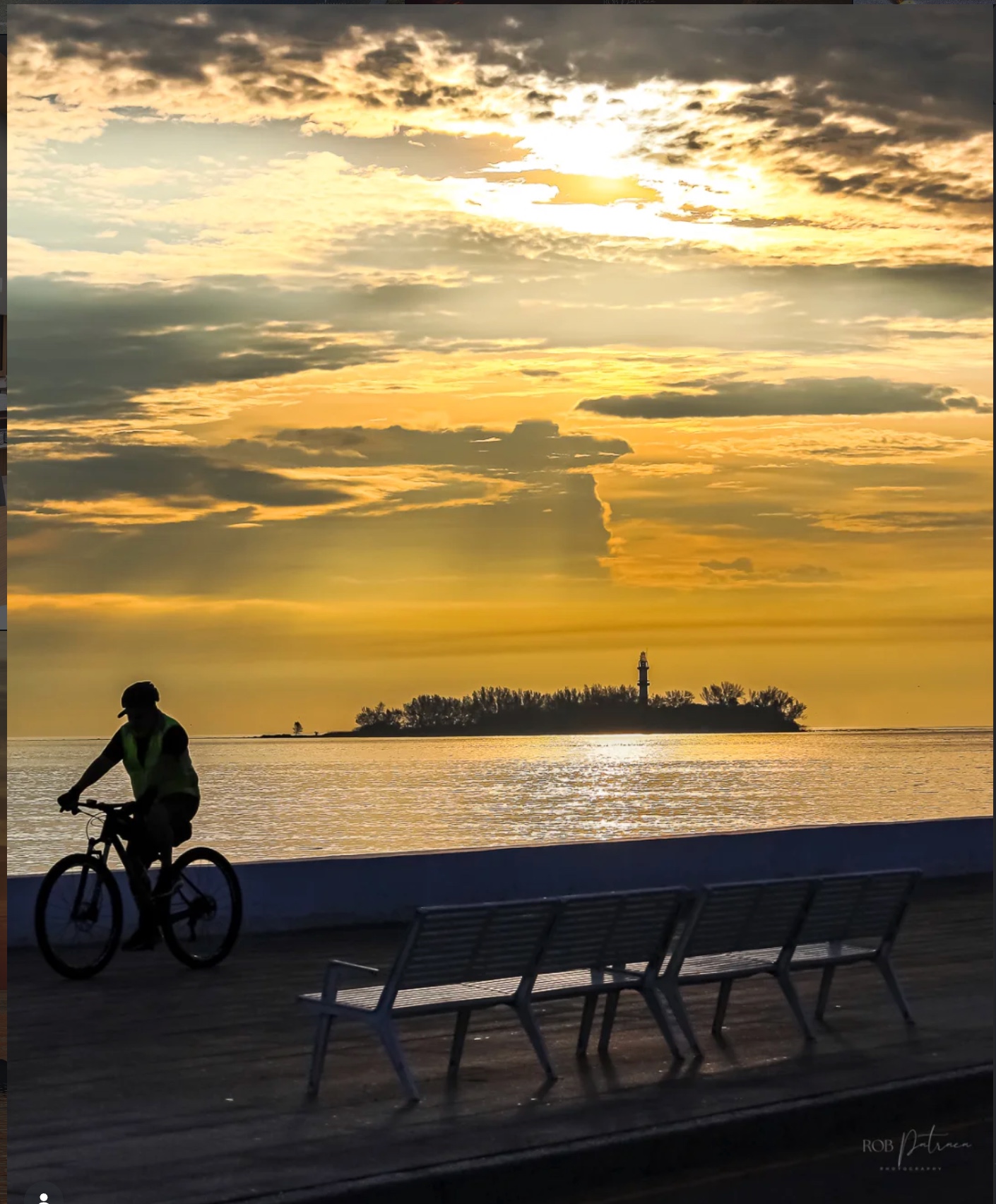 Silueta de ciclista en hora dorada