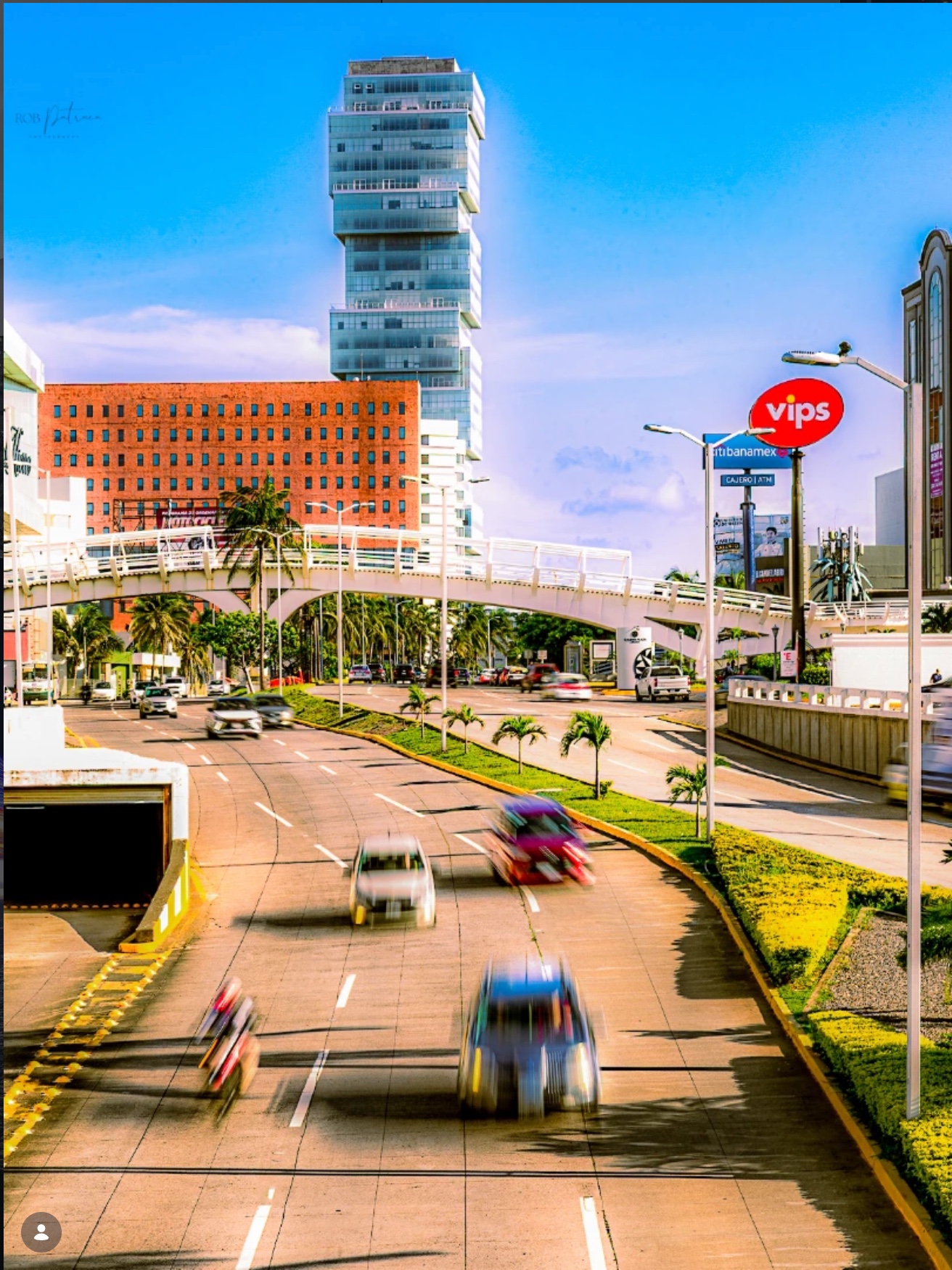 Paisaje urbano representando entornos comerciales y de producto