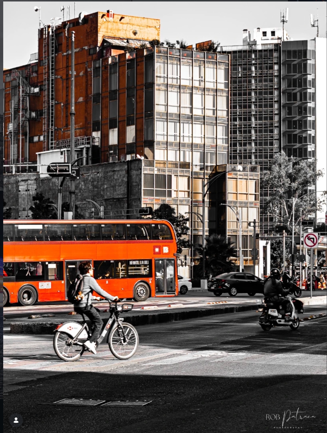 Autobús de dos pisos en color selectivo contra arquitectura urbana