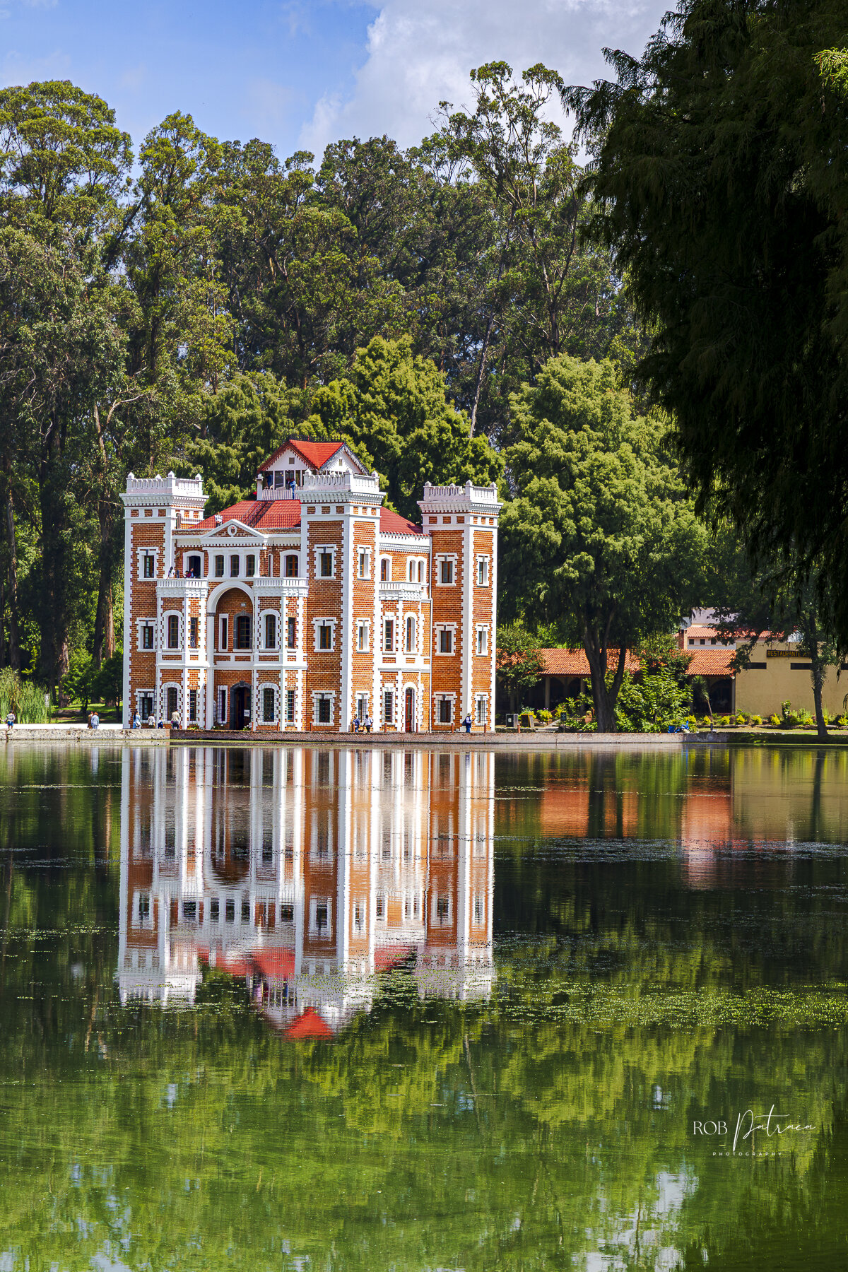 Castillo histórico reflejado en el agua, mostrando fotografía de arquitectura